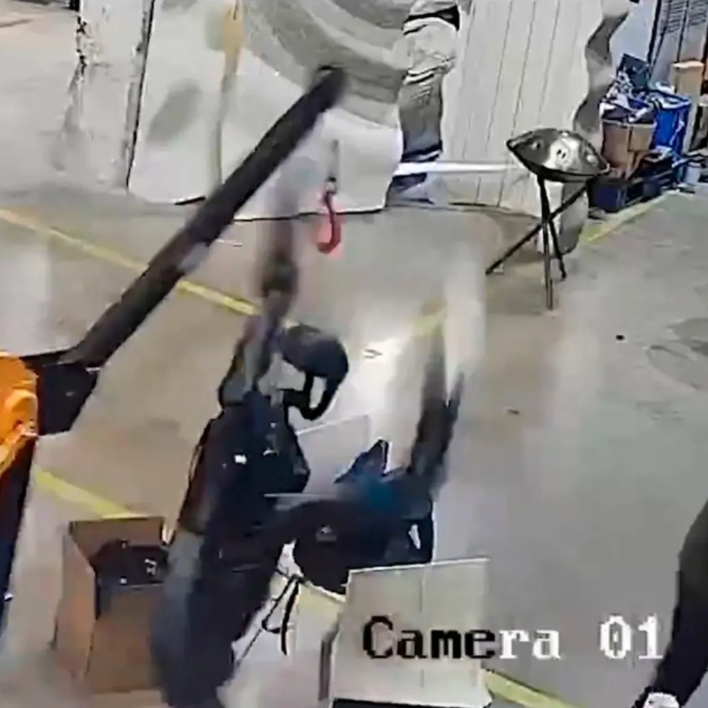 En el video se ve a una máquina lanzando golpes hacia una de las personas que estaba en el lugar. FOTO CAPTURA DE VIDEO
