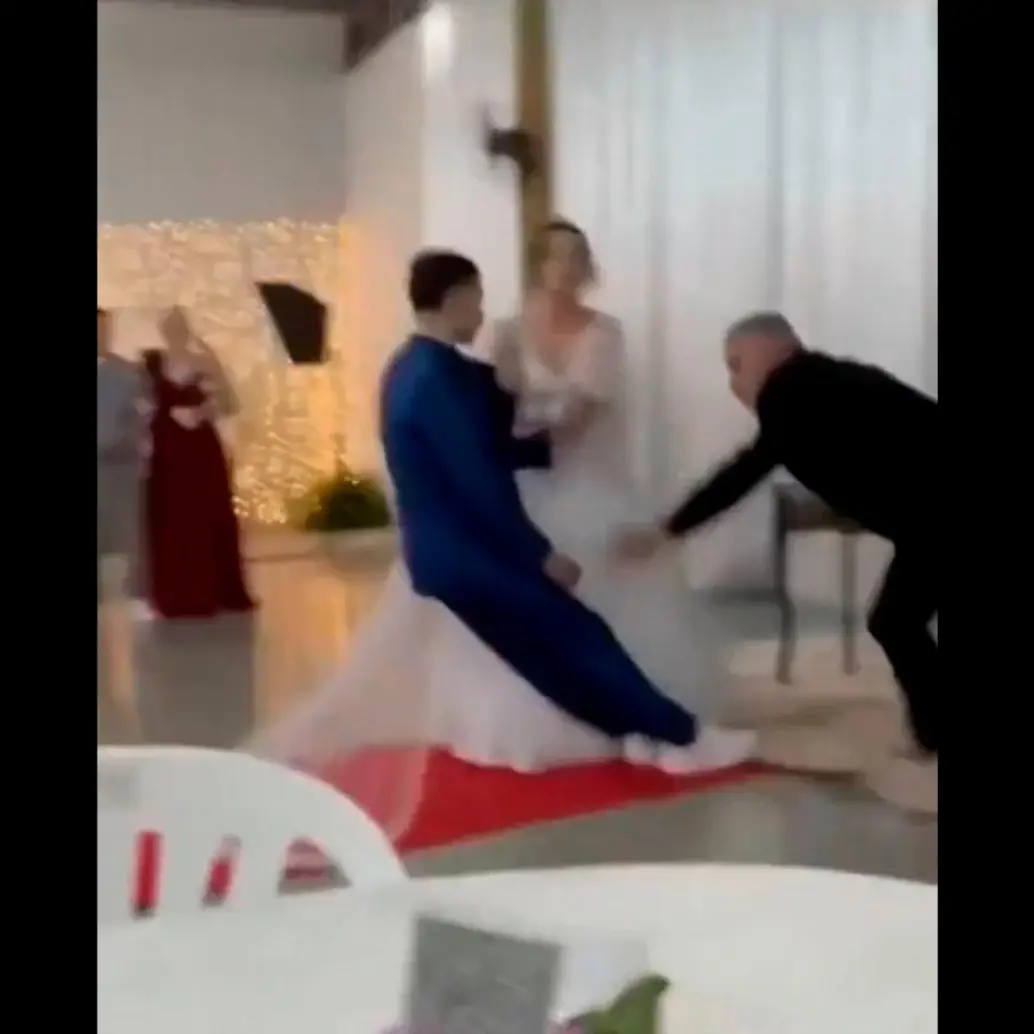 El pastor que oficiaba el matrimonio reaccionó para evitar que el joven se golpeara al caer. FOTO CAPTURA DE VIDEO