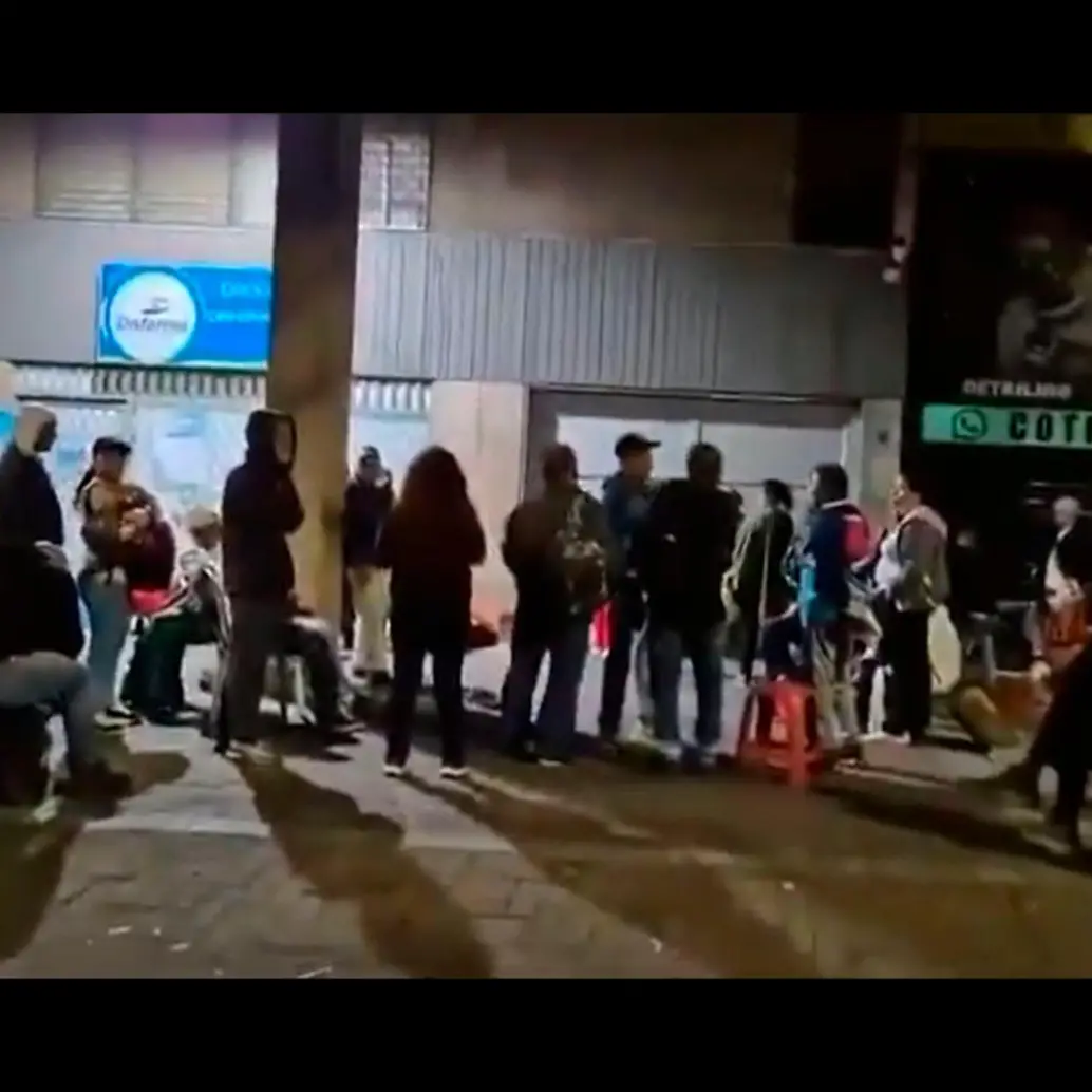 El panorama en las sedes de dispensadores de medicamentos en Cali durante la madrugada de este viernes. FOTO CAPTURA DE VIDEO