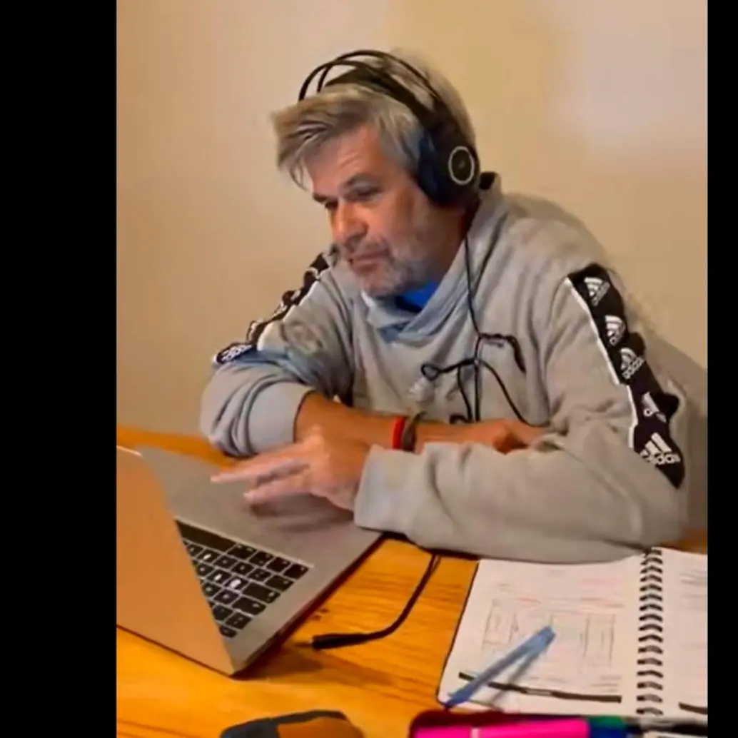 Carlos tiene 50 años y es periodista deportivo en Argentina. FOTO CAPTURA DE TIKTOK @capitanadelespacio_ok