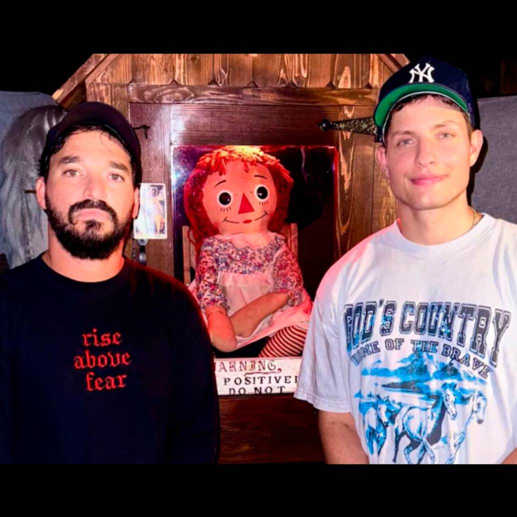 El comediante Matt Rife junto a un socio posando en una foto con la muñeca Annabelle. FOTO REDES SOCIALES
