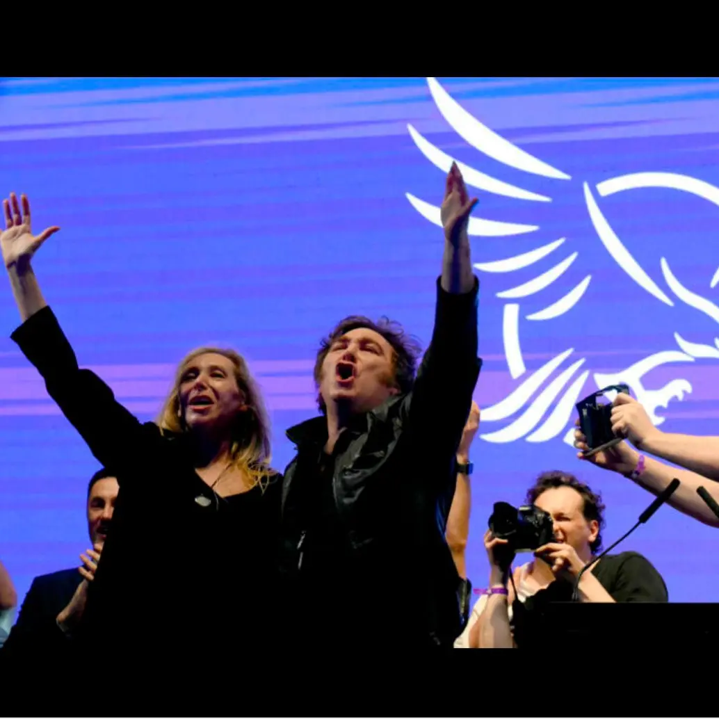 El presidente de Argentina, Javier Milei, y su hermana y secretaria general de la Presidencia, Karina Milei, en el acto de cierre de campaña de La Libertad Avanza. FOTO AFP