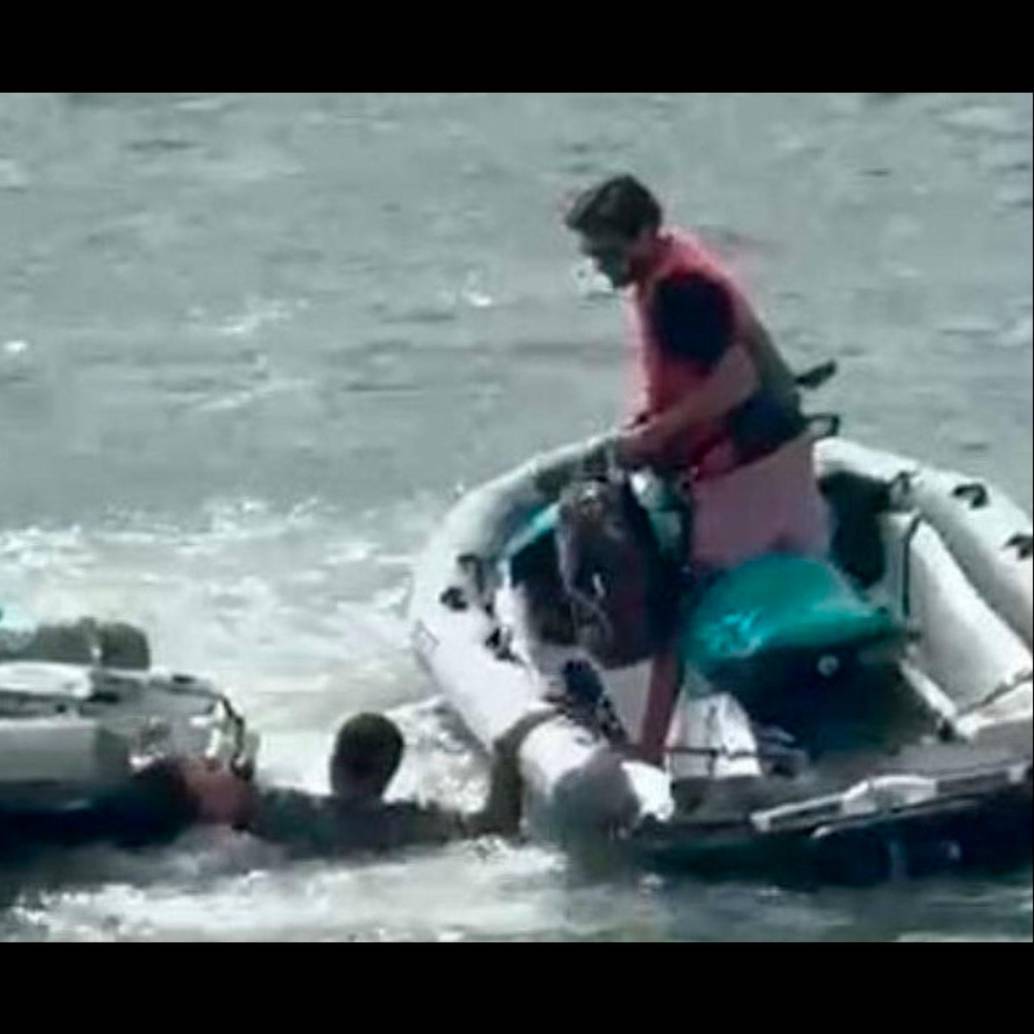 Imagen del momento en el que personas en motos acuáticas sacan al hombre del agua tras saltar del buque. FOTO CAPTURA DE VIDEO
