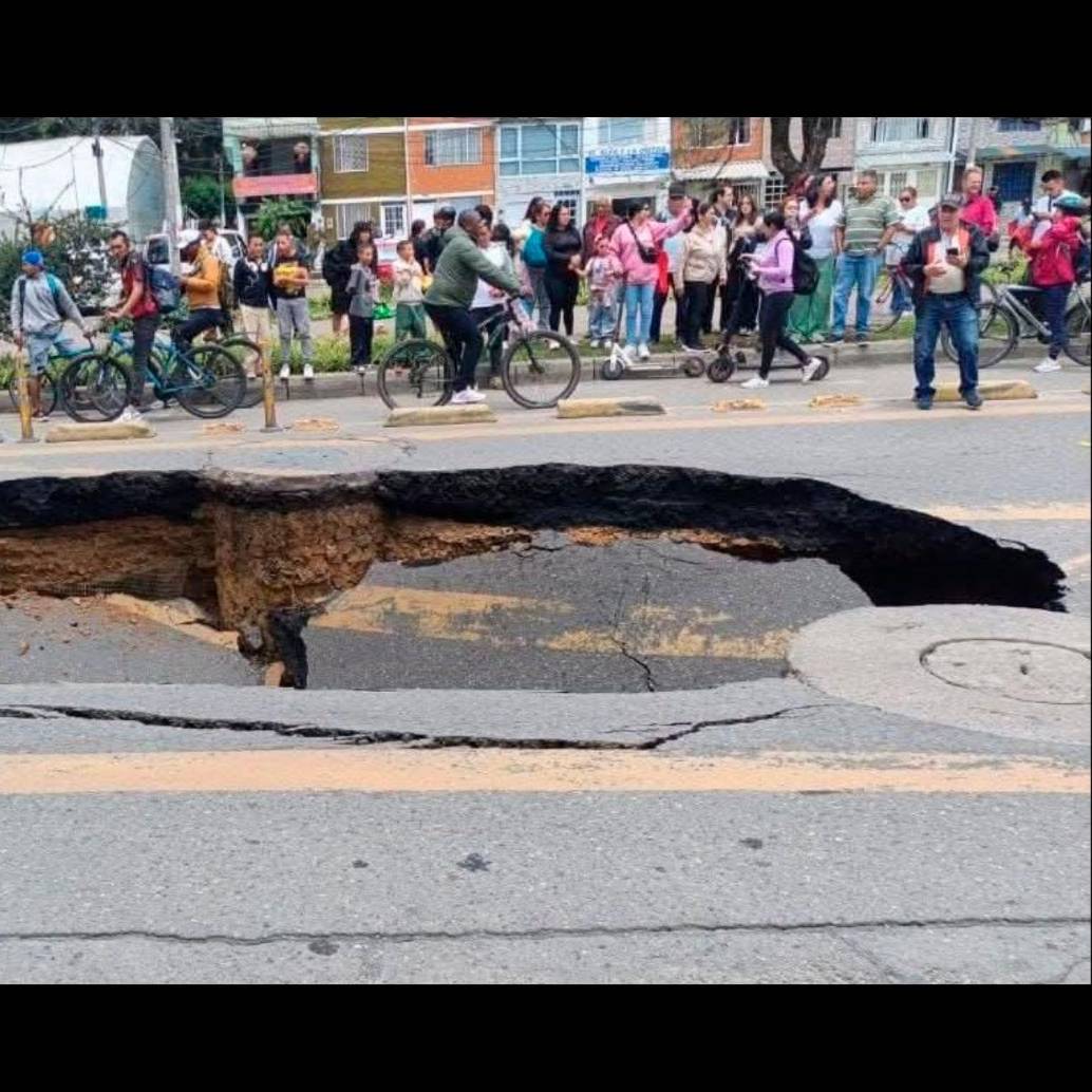 Imágenes del cráter que dejó intransitable una calle en el occidente de Bogotá. FOTO CORTESÍA @ColombiaOscura