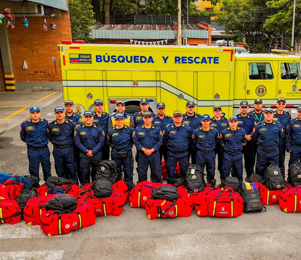 Integrantes del Cuerpo Oficial de Bomberos Medellín participan en las labores de búsqueda y recuperación de víctimas en La Guaira, tras el devastador terremoto en Venezuela. FOTO: CORTESÍA ALCALDÍA DE MEDELLÍN
