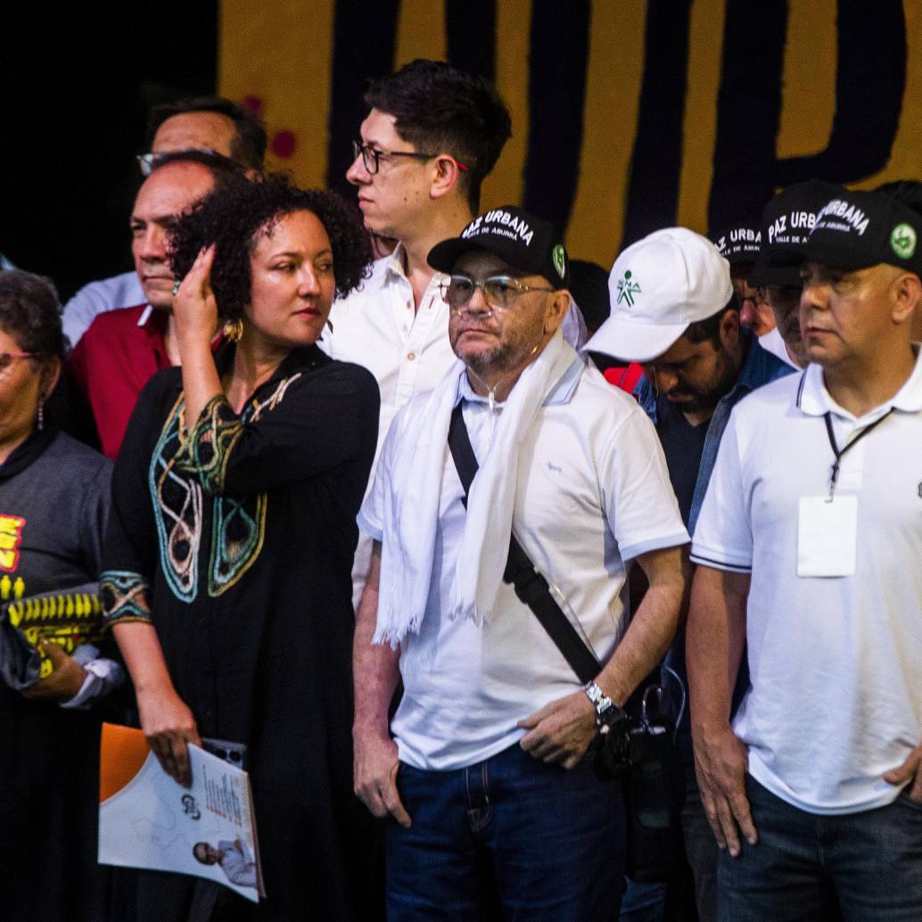 La senadora Isabel Zuleta junto a algunos de los miembros de la Mesa de Paz Urbana que dialogan con el gobierno Petro en la cárcel de Itagüí. FOTO: Julio César Herrera