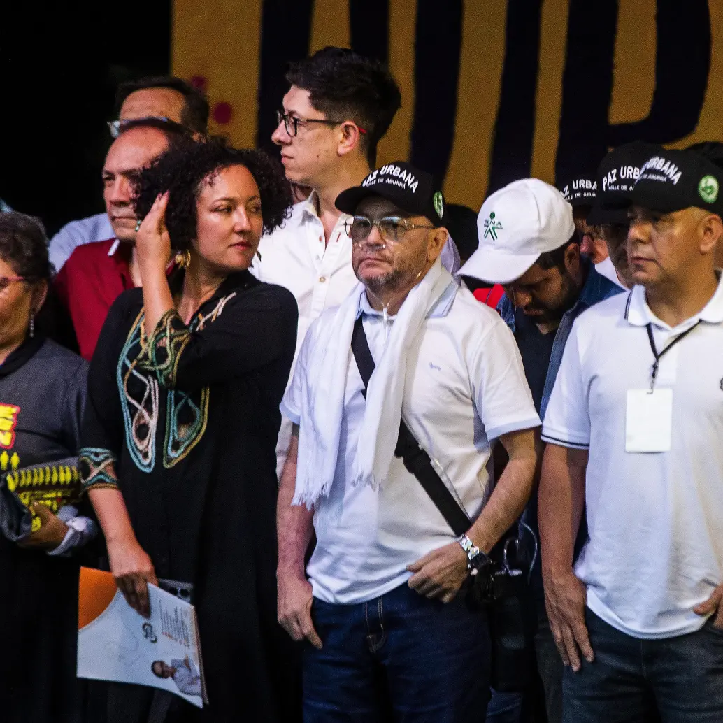 Isabel Zuleta (izquierda), durante el evento del presidente Gustavo Petro en el que hicieron presencia voceros de estructuras armadas en La Alpujarra. FOTO: El Colombiano