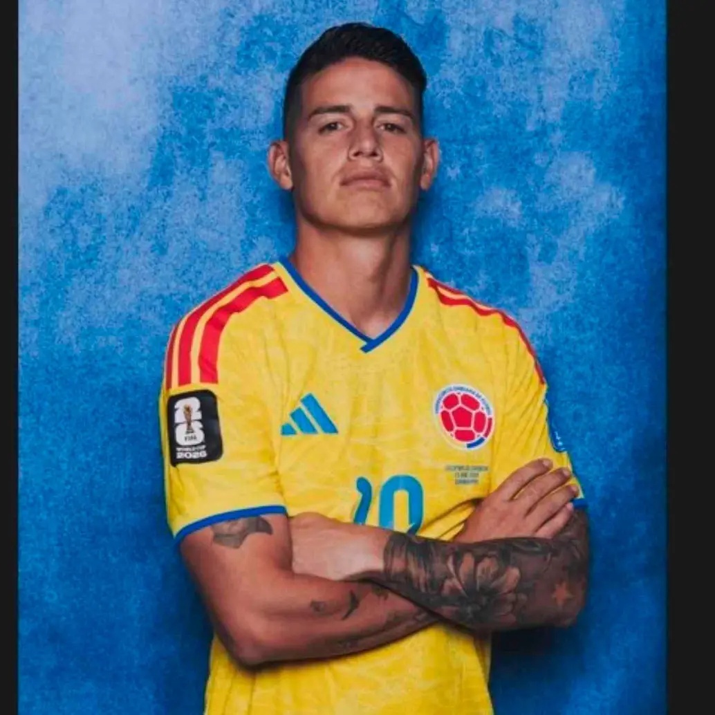 El 10 de Colombia, James Rodríguez, es uno de los tres jugadores que están en el Mundial de Norteamérica que tiene una insignia especial en su camiseta, que lo resalta como uno de los goleadores mundiales vigentes. FOTO CORTESÍA FCF 