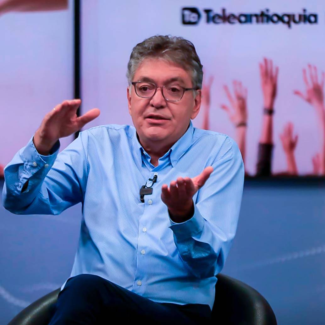 Mauricio Cárdenas Santamaría, bogotano de 53 años, es economista y en diferentes gobiernos ha sido ministro de Hacienda, de Transporte y de Minas y Energía; también fue director de Planeación. <b><span class="mln_uppercase_mln"> </span></b>FOTO<b><span class="mln_uppercase_mln"> Julio c. herrera</span></b>