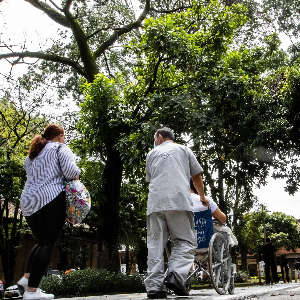 Uno de los pacientes es trasladado por los “túneles verdes” que hay en el San Vicente Fundación. Foto: Julio César Herrera Echeverri