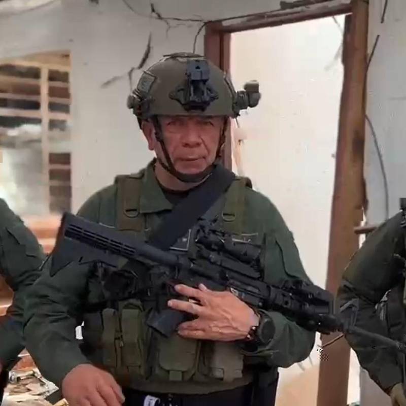 El general Ricardo Alarcón Campos, jefe Nacional del Servicio de Policía, en las ruinas de la subestación de Guamalito, en el municipio de El Carmen, Norte de Santander. FOTO: CORTESÍA DE POLICÍA.
