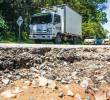 Huecos de más de 20 centímetros de profundidad se pueden encontrar en este corredor nacional. Ya han provocado accidentes. FOTO: JULIO CÉSAR HERRERA