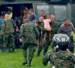 Los menores permanecieron ocultos durante tres días en zona rural del sector de Peñas Coloradas, departamento de Caquetá. Allí, en medio de la espesura, resistieron el hambre, el agotamiento y el miedo constante. Los hermanos varones cuidaron a las mujeres. <b><span class=mln_uppercase_mln> </span></b>FOTO<b><span class=mln_uppercase_mln> cortesía fuerzas militares</span></b>