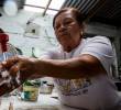 Las mujeres sostienen una parte fundamental de la vida económica a través de labores de cuidado invisibilizadas. FOTO: JULIO CÉSAR HERRERA