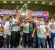 El equipo, de blanco, celebró el campeonato y levantó el trofeo con Ryan Castro, quien aparece vestido de negro. FOTO<b><span class=mln_uppercase_mln> Esneyder Gutiérrez</span></b>