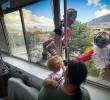 Los bomberos se descolgaron por las ventanas del hospital infantil San Vicente Fundación para alegrar la Navidad de los niños. FOTO: Cortesía Alcaldía de Medellín