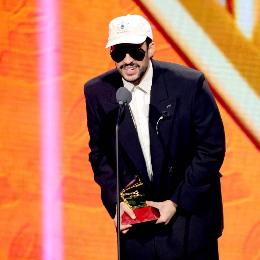 Bad Bunny recibió el primer premio de la noche de los Latin Grammy en la gala televisada. FOTO Getty