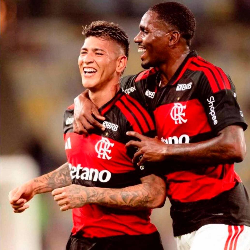 El colombiano Jorge Carrascal sonríe en la celebración de su gol, con Flamengo ante el Vasco Da Gama. FOTO: Tomada de X@Flamengo
