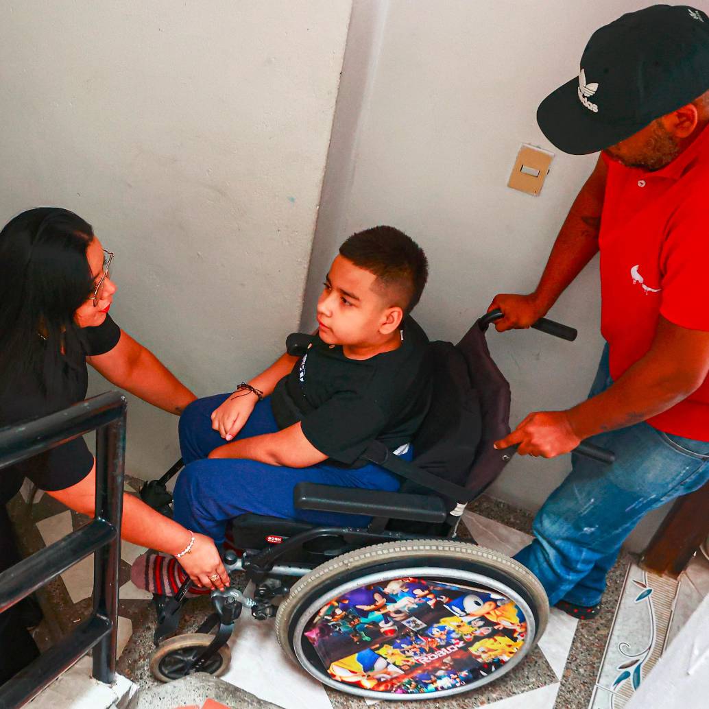 Miguel Ángel García Londoño, de 13 años, se debe movilizar en una silla de ruedas, puesto que no tiene movilidad en todo su cuerpo. La grúa que piden es para facilitar sus desplazamientos dentro de la propiedad. FOTO: MANUEL SALDARRIAGA