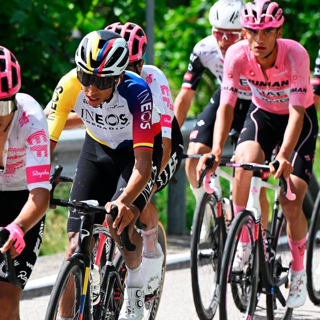 El ciclista colombiano Egan Bernal dio pelea con los líderes de la Clasificación General en la etapa 17 del Giro. FOTO: Tomada de X @INEOSGrenadiers