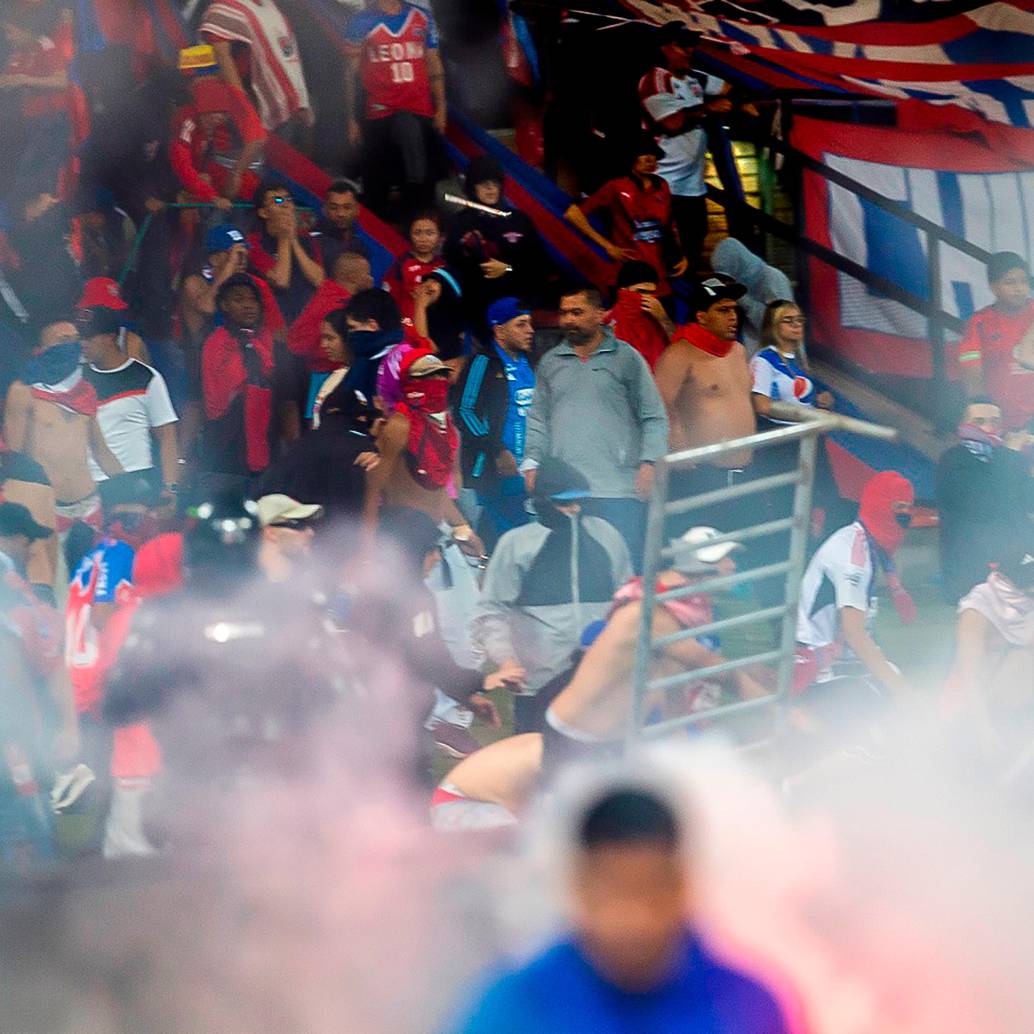 Estos fueron algunos de las hechos que se vivieron al final del compromiso entre DIM y Nacional, que dejó como campeón al verde paisa. FOTO: Camilo Suárez