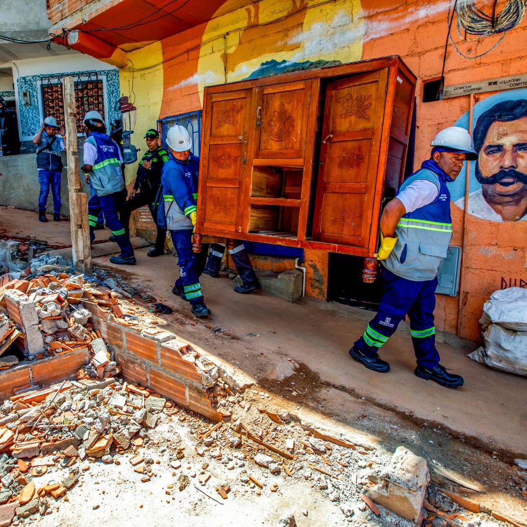 Con apoyo de los funcionarios de la Alcaldía de Medellín, las familias desalojadas sacan sus pertenencias y las llevan en camiones a bodegas o a las casas donde se van a albergar. FOTO<b><span class="mln_uppercase_mln"> JULIO CÉSAR HERRERA</span></b>