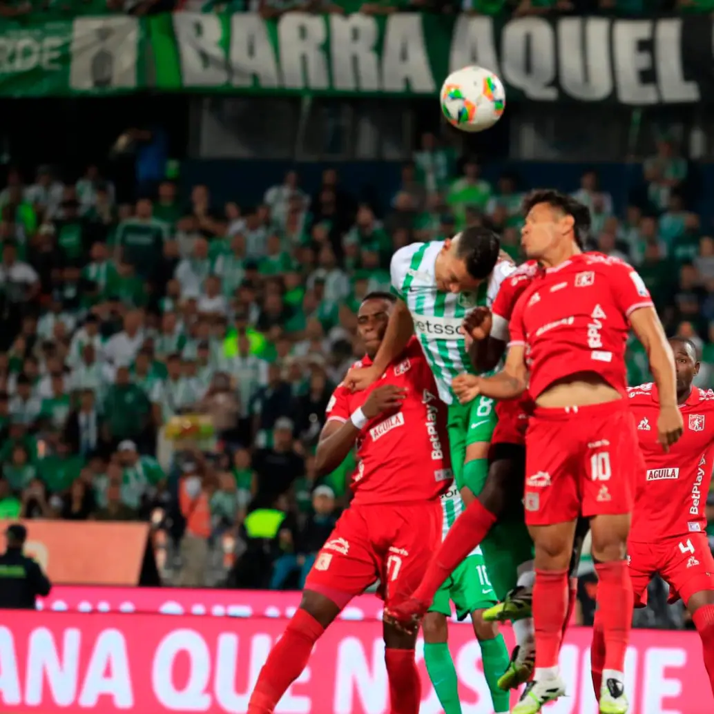 El futbolista Mateus Uribe ha sido uno de los que mejor rendimiento ha tenido en Nacional en lo que va del segundo semestre del año. Rafael Carrascal es el referente del América. Foto: Juan Antonio Sánchez 