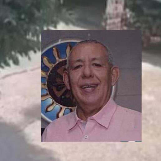 Momentos en el que los hombres armados sacan de su casa al adulto mayor. FOTO: Cortesía