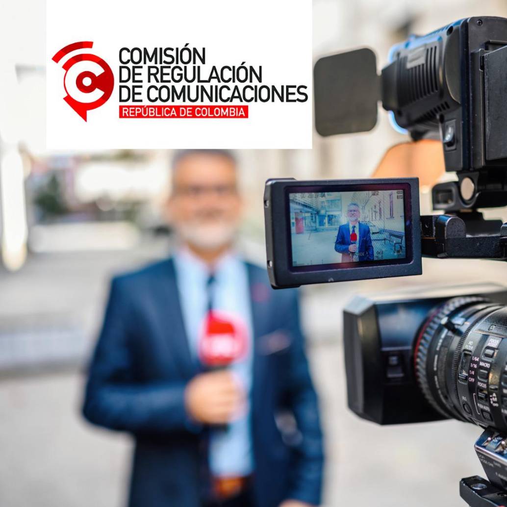 De fondo, un reportero grabado mientras realiza una nota informativa; arriba, el logo de la Comisión de Regulación de Comunicaciones (CRC). FOTO: ilustración El Colombiano