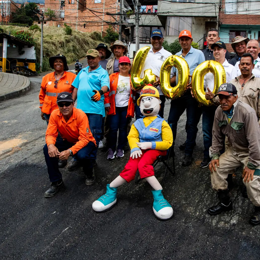El secretario de Infraestructura de Medellin, Jaime Andrés Naranjo (con el número 4), y todo su equipo asistieron a la entrega de la obra número 400 que gestionó Armando Calle gracias a sus denuncias. FOTO Julio César Herrera. 