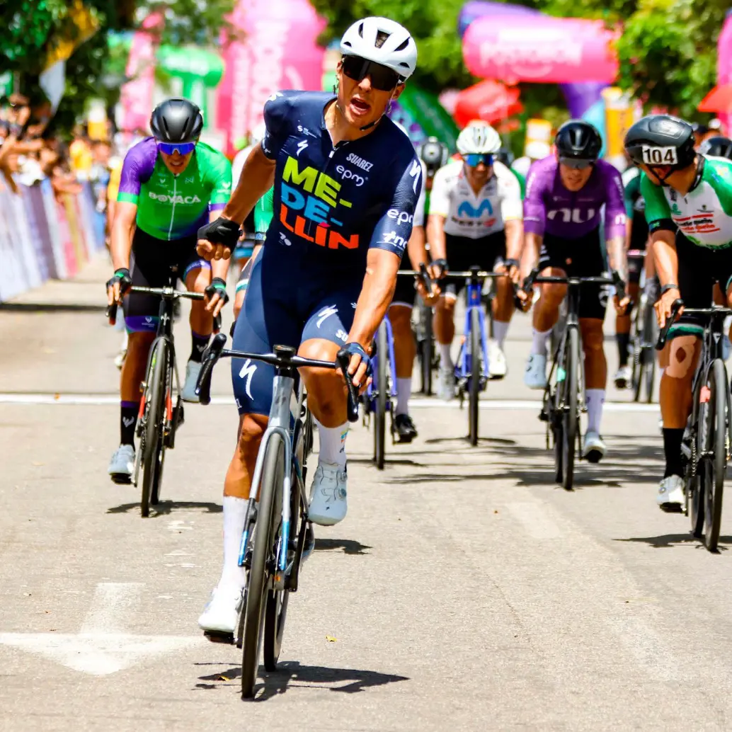 Wilmar Paredes fue más veloz al embalaje y ganó su primera etapa en Vuelta a Colombia. FOTO CORTESÍA ÁNDERSON BONILLA