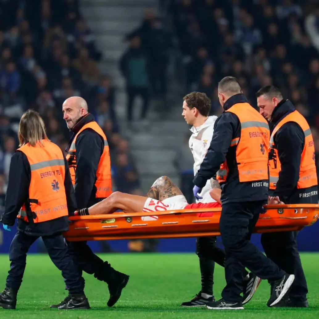 Richard Ríos salió del campo con evidentes signos de dolor en el juego que su equipo perdió contra Porto. FOTO @benfica