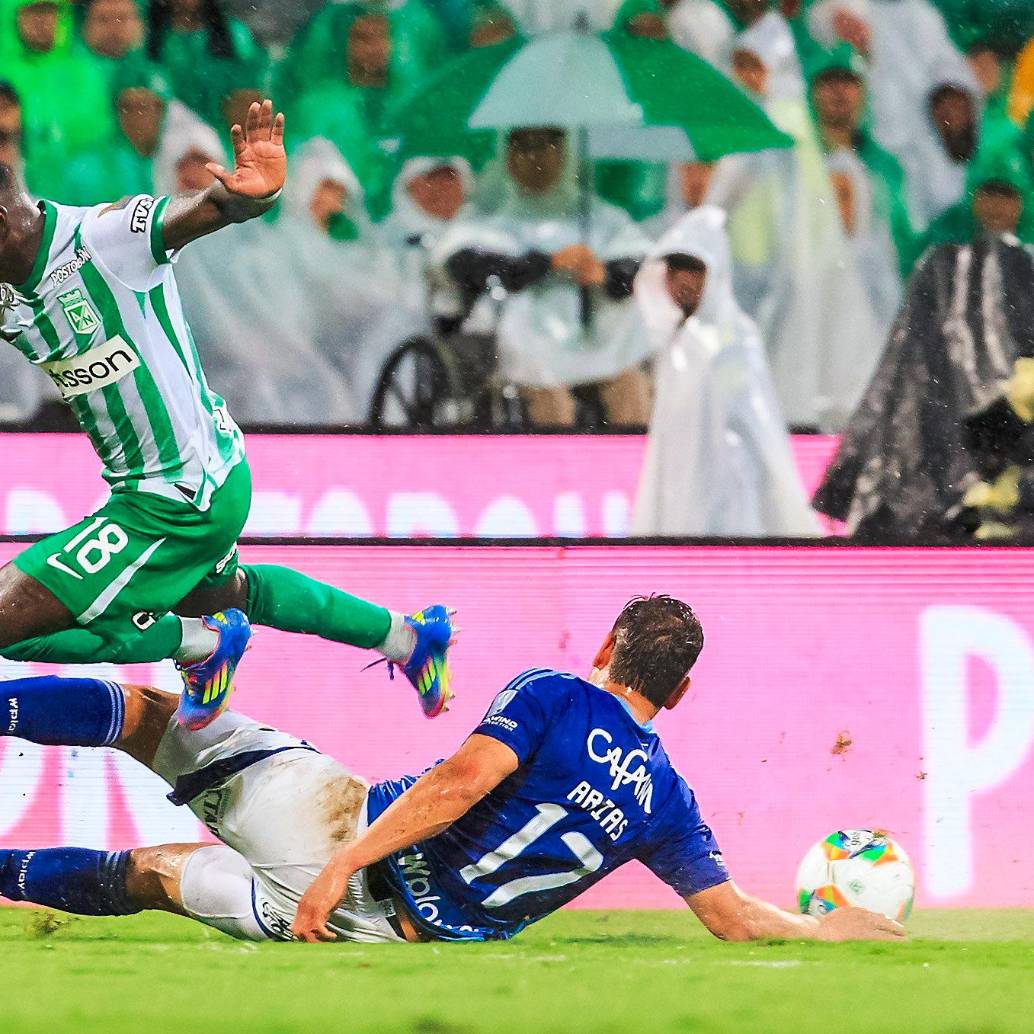 En la imagen aparecen Marino Hinestroza, de Nacional, y Jorge Arias, de Millonarios. FOTO CAMILO SUÁREZ