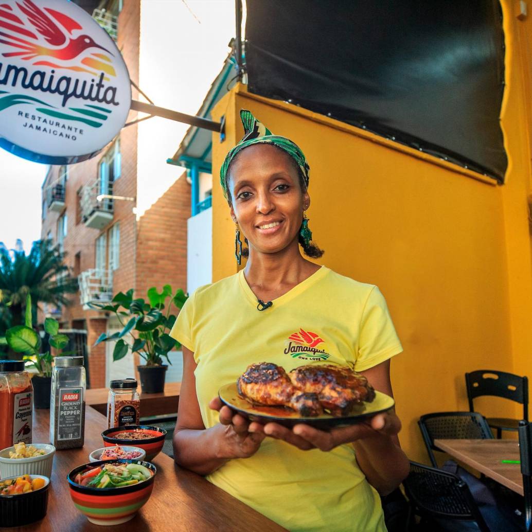 Anasia Reid llegó a Medellín hace seis años, procedente de Inglaterra. Es hija de migrantes jamaicanos. El pollo jerk es un plato preferido de la gastronomía isleña. FOTO<b><span class="mln_uppercase_mln"> camilo suárez</span></b>