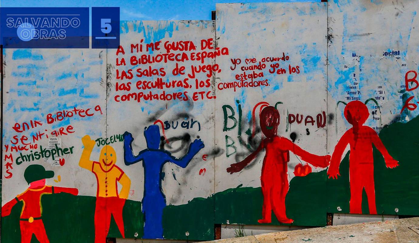 Con las puertas cerradas y una barrera que sellaba cualquier entrada, Adolfo comenzó a ejercer veeduría ciudadana, respaldada eventualmente por la JAC y la Corporación Con-vivamos. Conocer por experiencia propia los beneficios de la obra lo motivó a llamar la atención de las administraciones municipales, que atribuían toda responsabilidad a las empresas constructoras. En la foto, pinturas elaboradas en 2016 por niños que frecuentaban la biblioteca antes de su cierre.