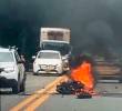 En llamas terminó una moto luego del choque con otra motocicleta de alto cilindraje en la vía Las Palmas el domingo pasado.<b> </b><span class=mln_uppercase_mln>FOTO</span> <b><span class=mln_uppercase_mln>CORTESÍA Y MANUEL SALDARRIAGA</span></b>