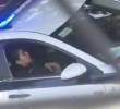 Los uniformados fueron grabados sosteniendo actos sexuales a bordo de una patrulla. Foto: captura de video.