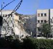 Un edificio del cuartel general del Comando General del Ejército Sirio dañado en un ataque aéreo israelí, en Damasco, Siria. Aviones de guerra israelíes intensificaron el miércoles su campaña aérea en el sur de Siria, al atacar el cuartel general del Comando General del Ejército Sirio y la zona del palacio presidencial en el centro de Damasco. Imagen Agencia Xinhua/Ammar Safarjalani.
