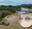 En la imagen principal, los planchones artesanales cruzando el río San Juan, en Urabá. En miniatura, el incidente que involucró a un camión. FOTOS EL COLOMBIANO Y CORTESÍA.
