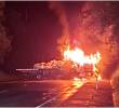 El camión fue incinerado por desconocidos durante la media noche de este viernes. FOTO: Cortesía