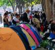 Una jornada de protesta protagonizada por comunidades indígenas se registra desde la madrugada de este lunes en los alrededores del centro administrativo La Alpujarra, en el centro de Medellín. Foto: Camilo Suárez Echeverry