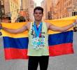 Martín al cumplir con la Maratón de Nueva York celebró con su familia y la bandera tricolor la hazaña de los 7-1, siete maratones en un año. FOTO CORTESÍA
