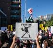 Una persona sostiene un cartel durante una manifestación contra el despliegue de la Guardia Nacional y el aumento de las redadas de inmigración en Washington. FOTO: AFP