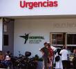 Entrada del servicio de urgencias del Hospital San Vicente Fundación en Medellín, una de las instituciones en las que la sobreocupación hace parte del panorama diario durante los últimos años. FOTO Julio César Herrera