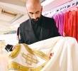 Sorcinelli lleva 25 años como director de Aelier LAVS, el taller dedicado a las vestiduras religiosas. FOTO<b> </b>Agencia AFP.