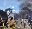A esta hora las unidades de bomberos y comunidad vecina ayudan a controlar la conflagración en el predio privado. FOTO Alcaldía de Copacabana.