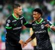 Matías Lozano celebra con Simón García su primer gol como profesional con Atlético Nacional en la Liga Betplay. FOTO CAMILO SUÁREZ