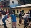 Las familias afectadas en Andes también apoyan labores de remoción de escombros y sedimentos. FOTO Alcaldía de Andes.