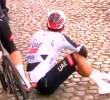 Este es el momento en el que el ciclista colombiano Juan Sebastián Molano trata de pararse tras el accidente que lo sacó de la Vuelta a Brujas. FOTO: Captura de video