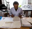 El restaurador del archivo, Felipe Vargas Cifuentes, manipula uno de los folios antiguos que requiere ser rescatado. <span class=mln_uppercase_mln>FOTO</span> <b><span class=mln_uppercase_mln>Julio César Herrera</span></b>